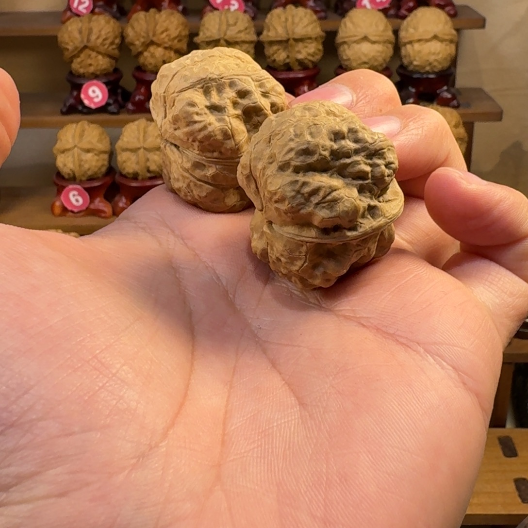 凯***铁核桃把件肌肉尊金蟾