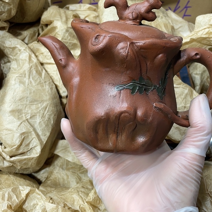 茶壶紫砂原矿泥料，手工制作的一把紫砂壶