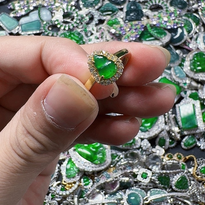 翡翠颈饰未镶嵌天然A货翡翠放漏