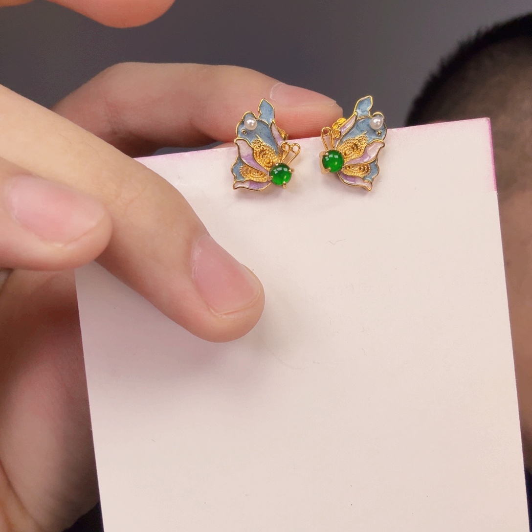 翡翠未镶嵌颈饰一对