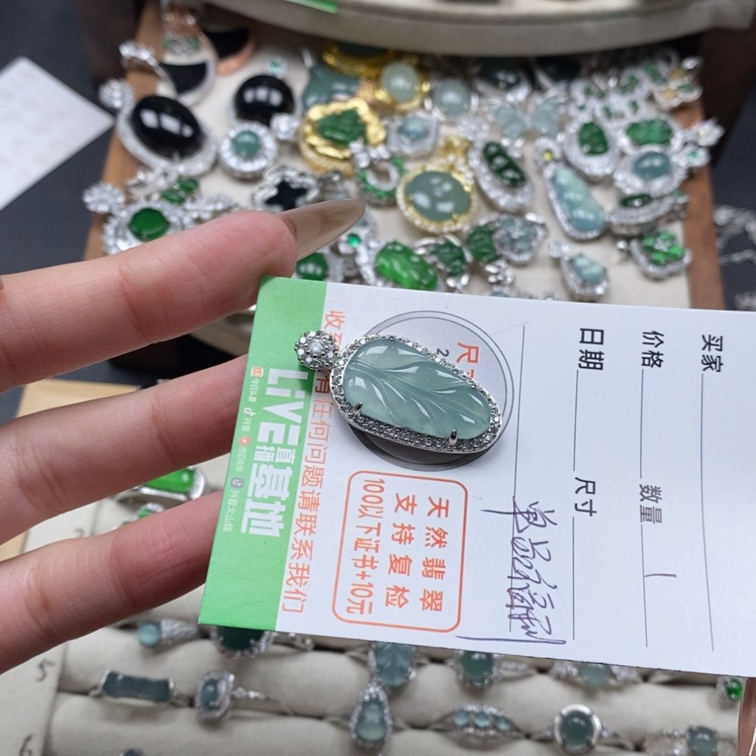 翡翠颈饰未镶嵌翡翠