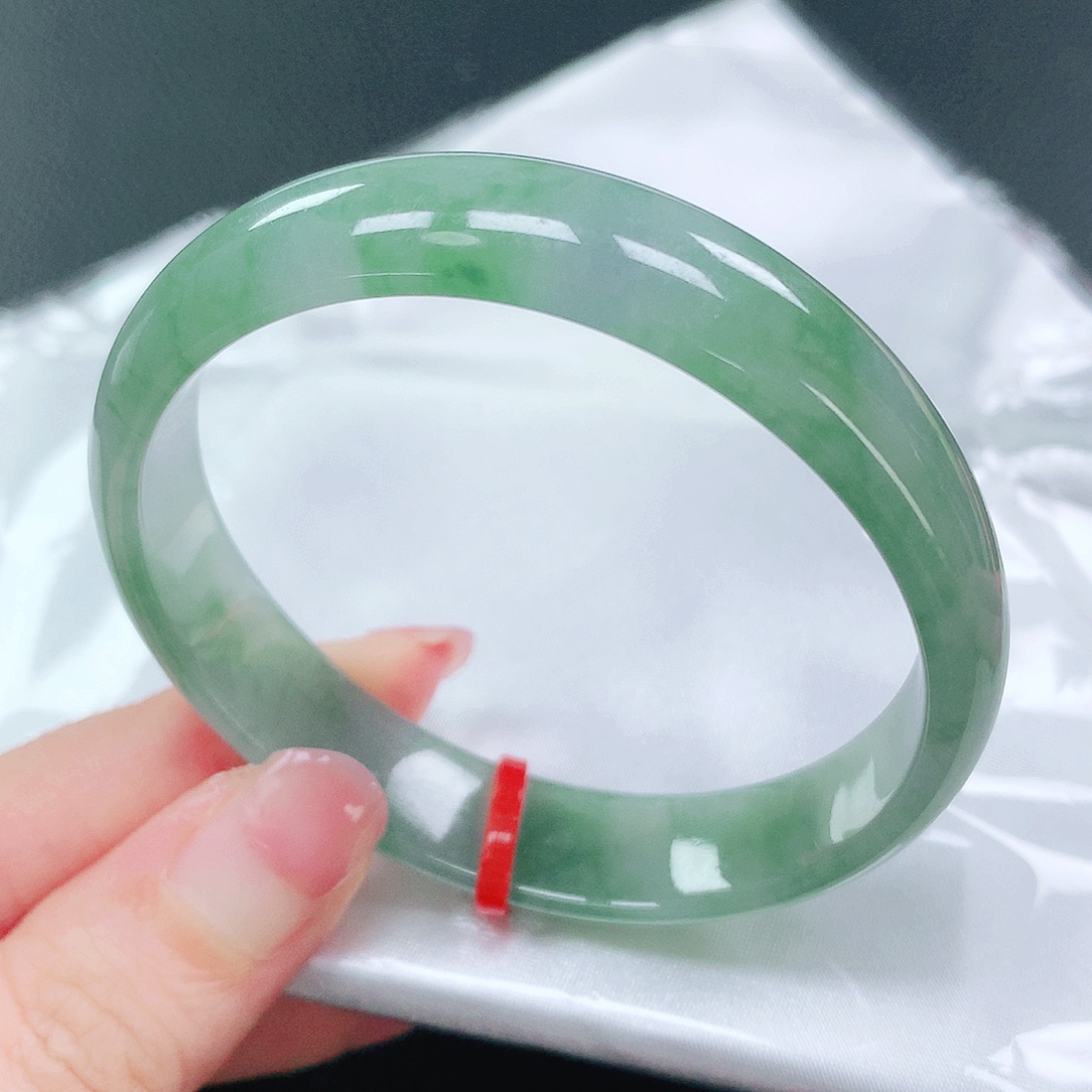 翡翠手镯未镶嵌57贵