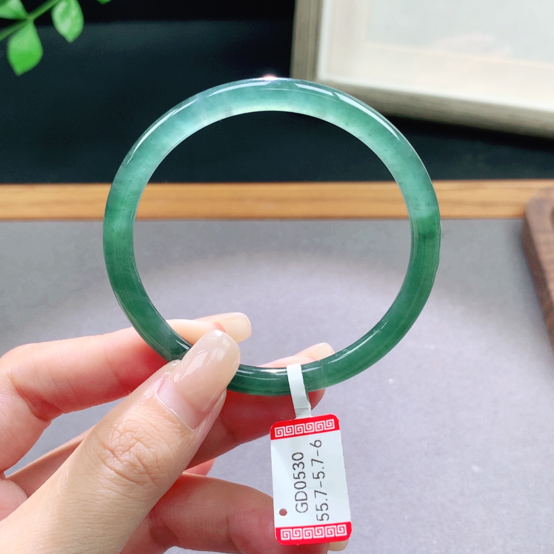 翡翠手镯未镶嵌天然翡翠