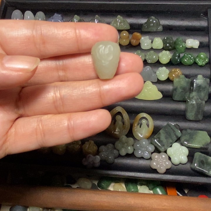 是***人和田玉未镶嵌手链