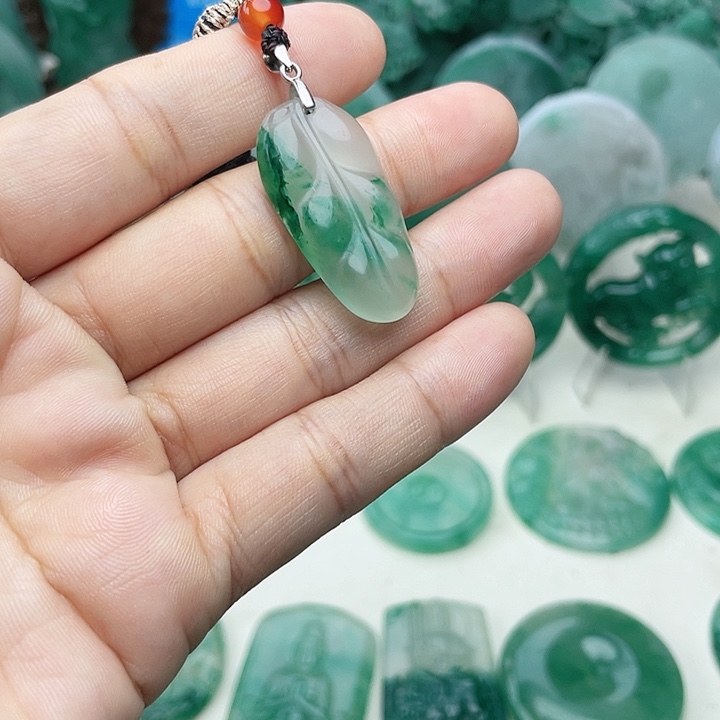 颈饰未镶嵌石英质玉