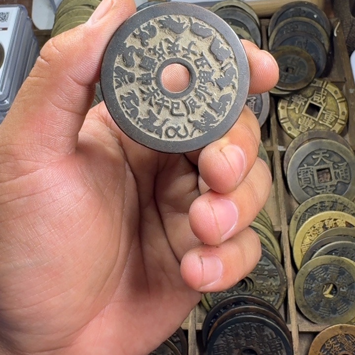 现代工艺品，老铜真币翻沙铸造。
