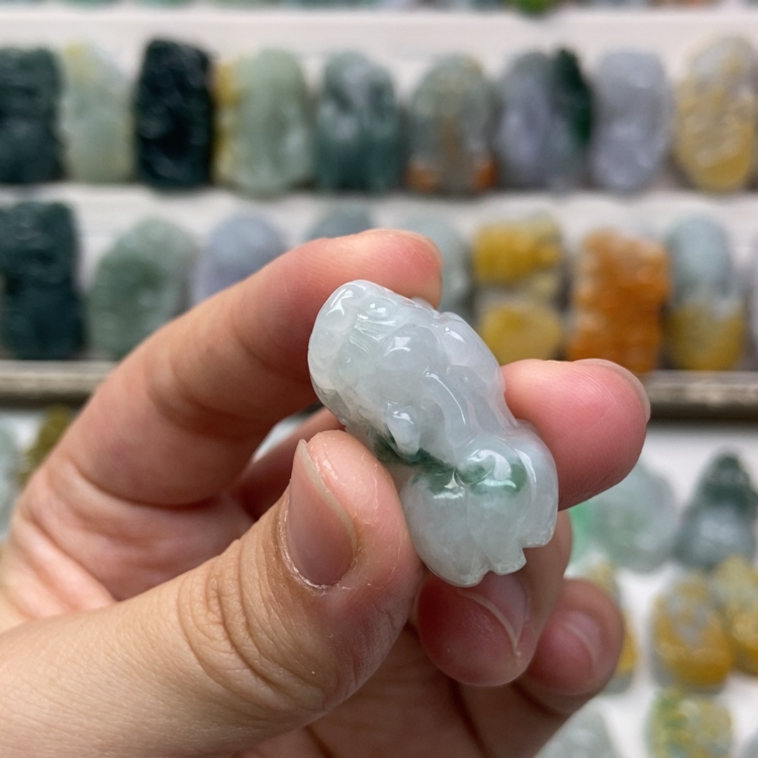 翡翠未镶嵌吊坠(赠链)