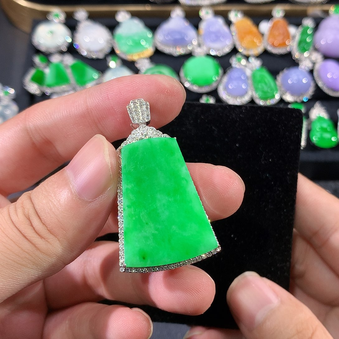 翡翠18K金镶嵌颈饰