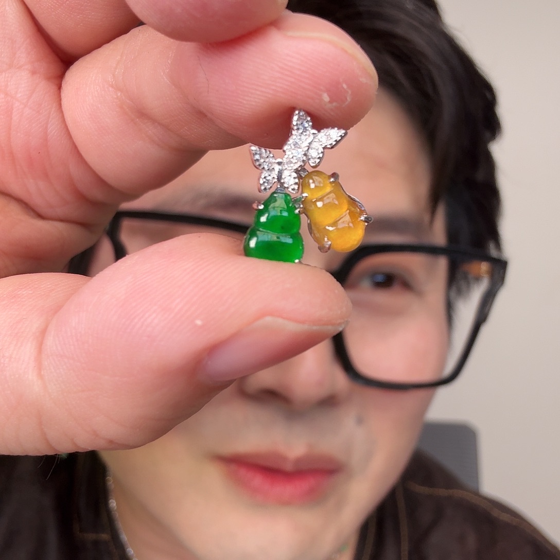 翡翠未镶嵌颈饰一件