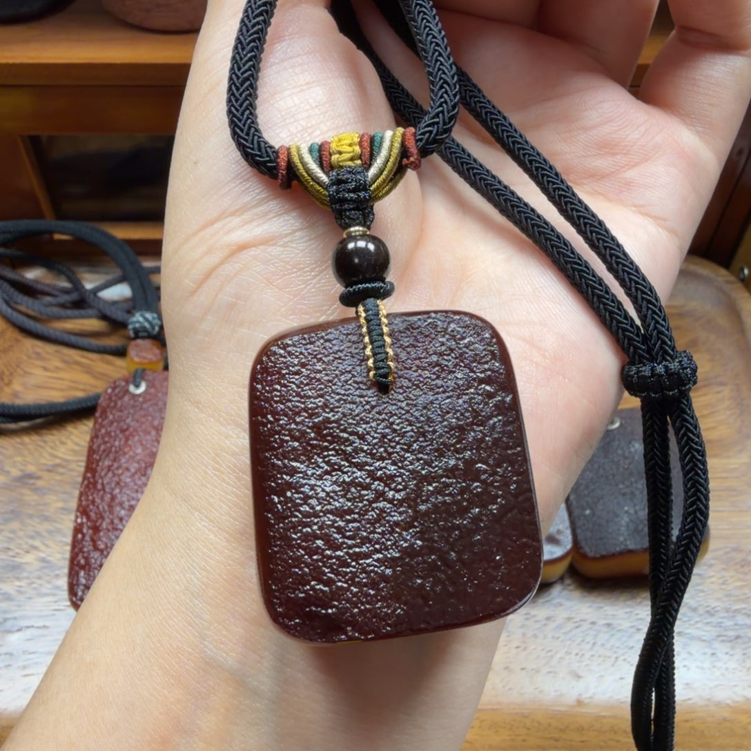 琥珀未镶嵌吊坠(赠链)