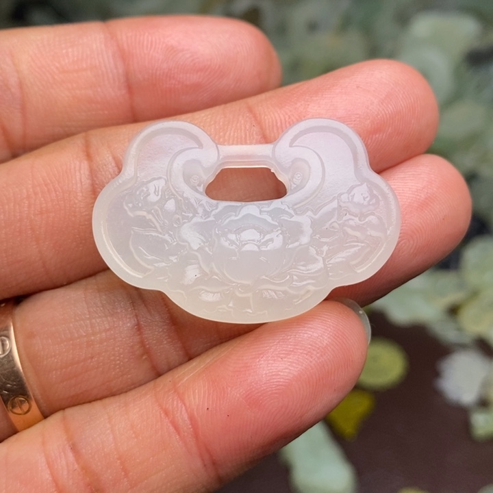 蛇纹石玉颈饰合金117