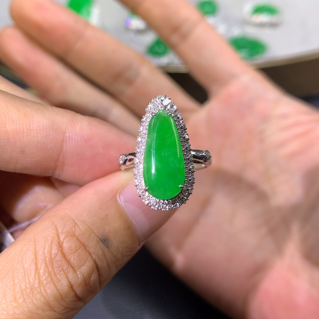 翡翠戒指18K金镶嵌翡翠