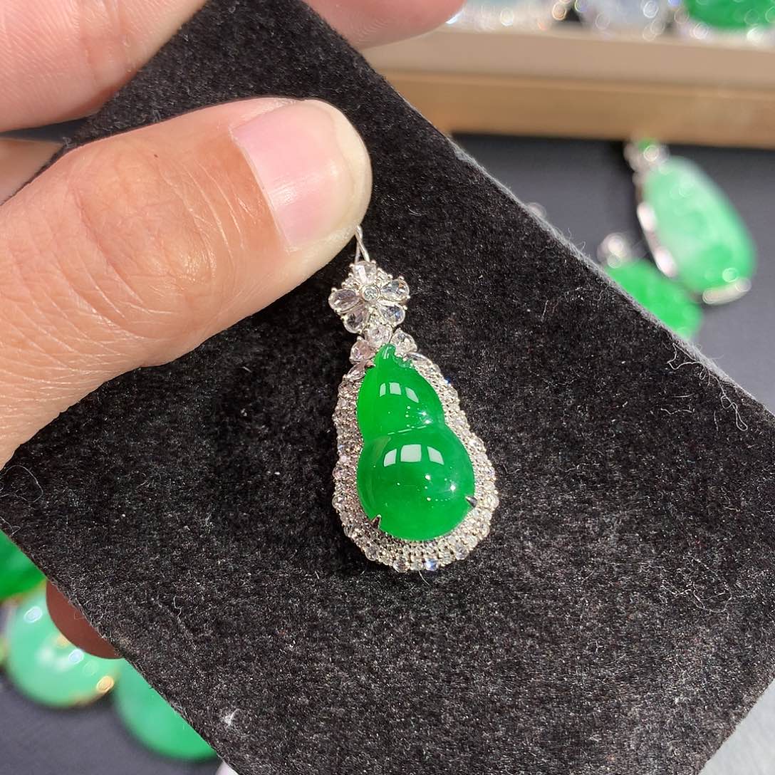 翡翠吊坠(赠链)18K金镶嵌