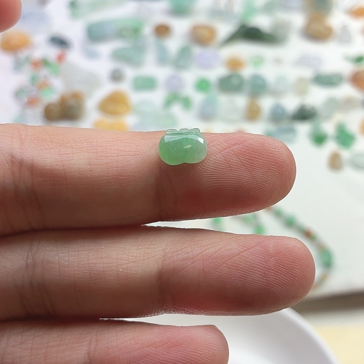 乔****翡翠未镶嵌颈饰樱桃