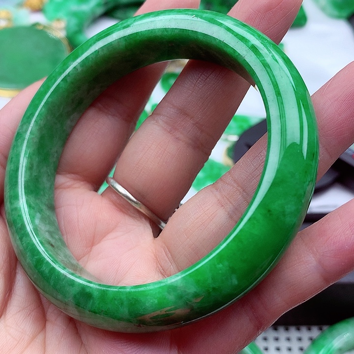 翡翠手镯未镶嵌翡翠