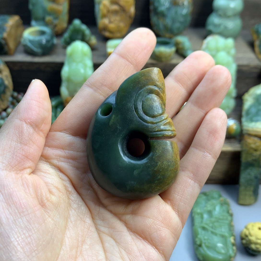 岫岩河磨玉（透闪石质玉）未镶嵌手把云*