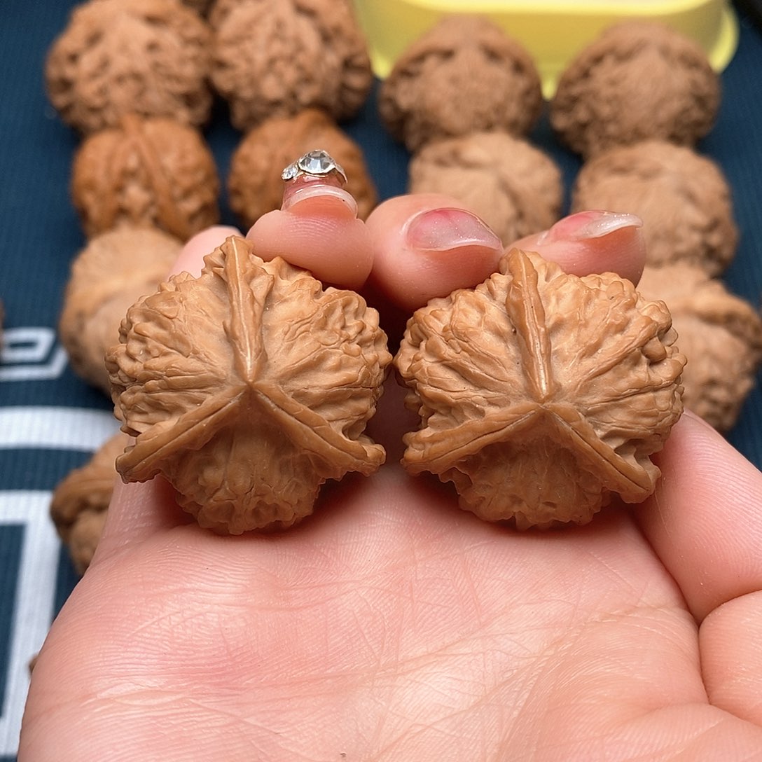 文玩核桃吊坠金锭三棱