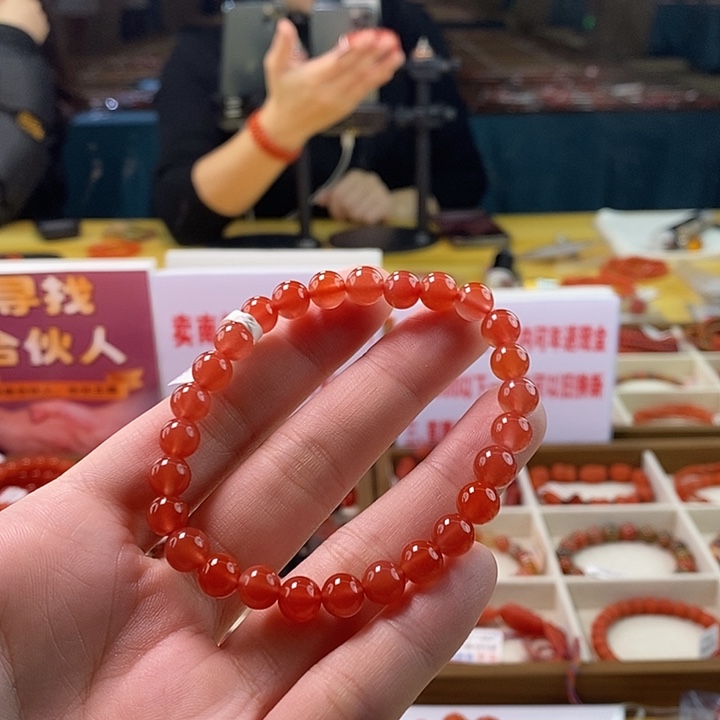 甄***妮南红玛瑙未镶嵌手链7m