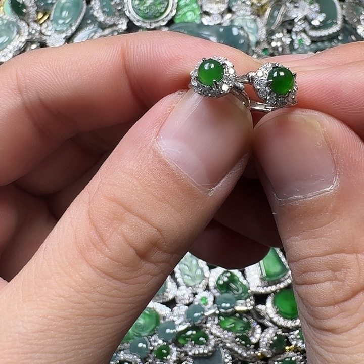 翡翠未镶嵌颈饰天然A货翡翠放漏