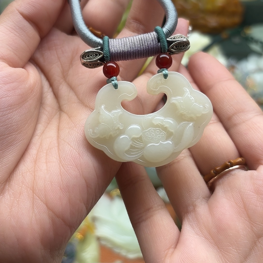 蛇纹石玉未镶嵌颈饰