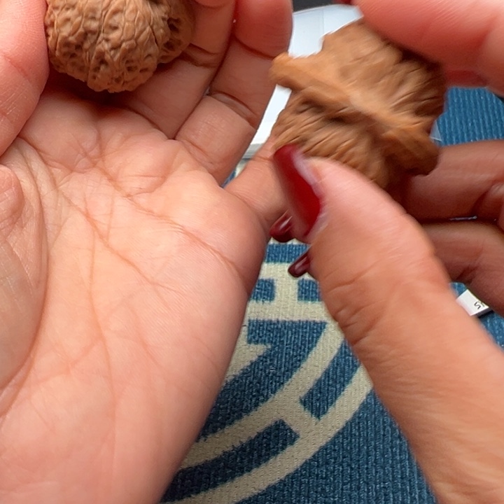 吊坠桃核文玩雪麒麟