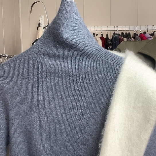 138白色抽条高翻领l码