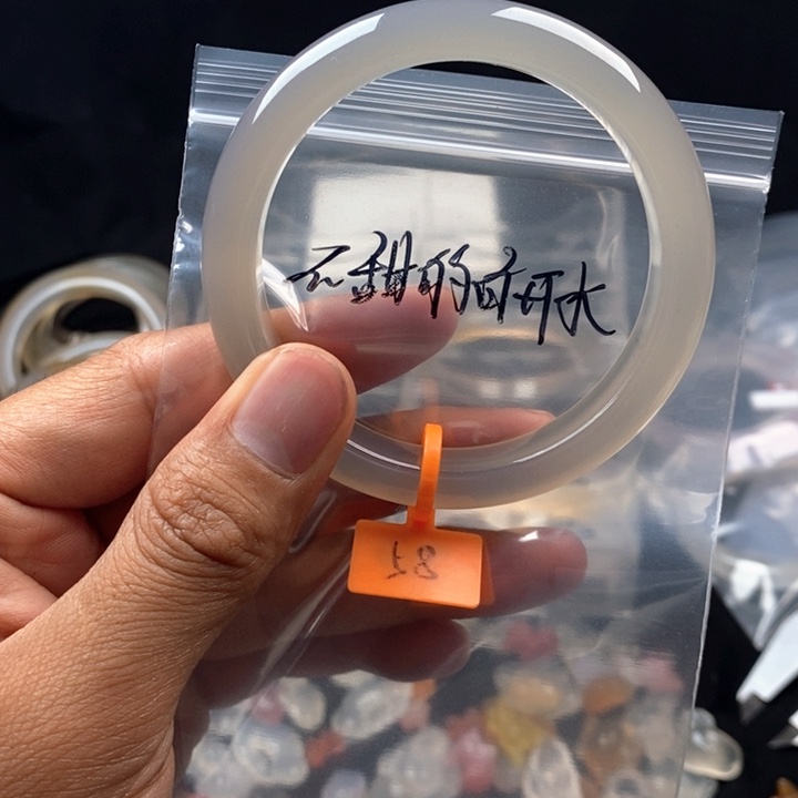 玛瑙/玉髓手镯未镶嵌不****?