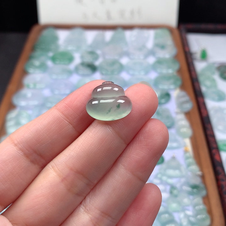 颈饰未镶嵌翡翠冰种晴底飘花葫芦