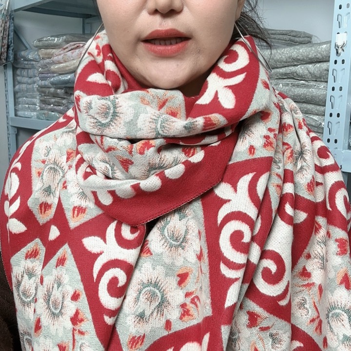 棉棉红色民族风格围巾