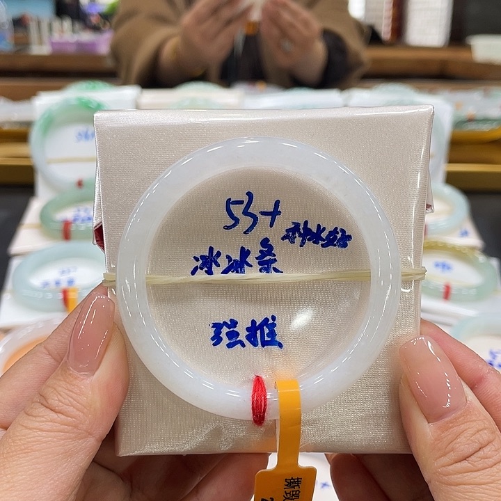 翡翠手镯未镶嵌黄**?翡翠