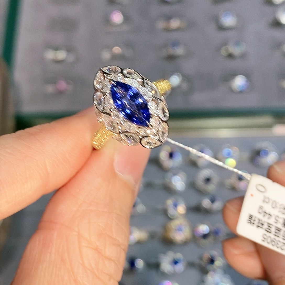 变色蓝宝石戒指18K金镶嵌1.78ct