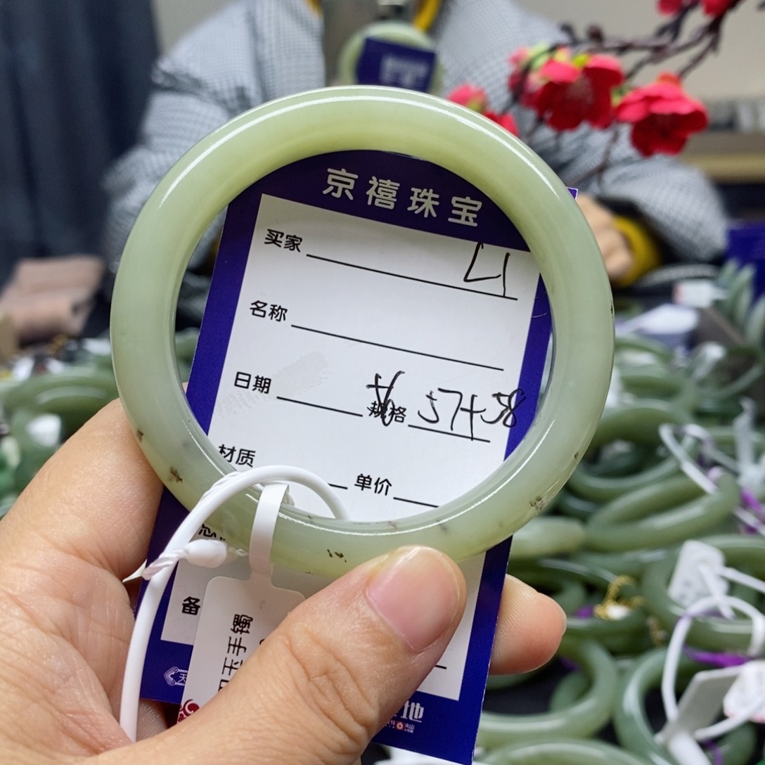 和田玉手镯未镶嵌小**?