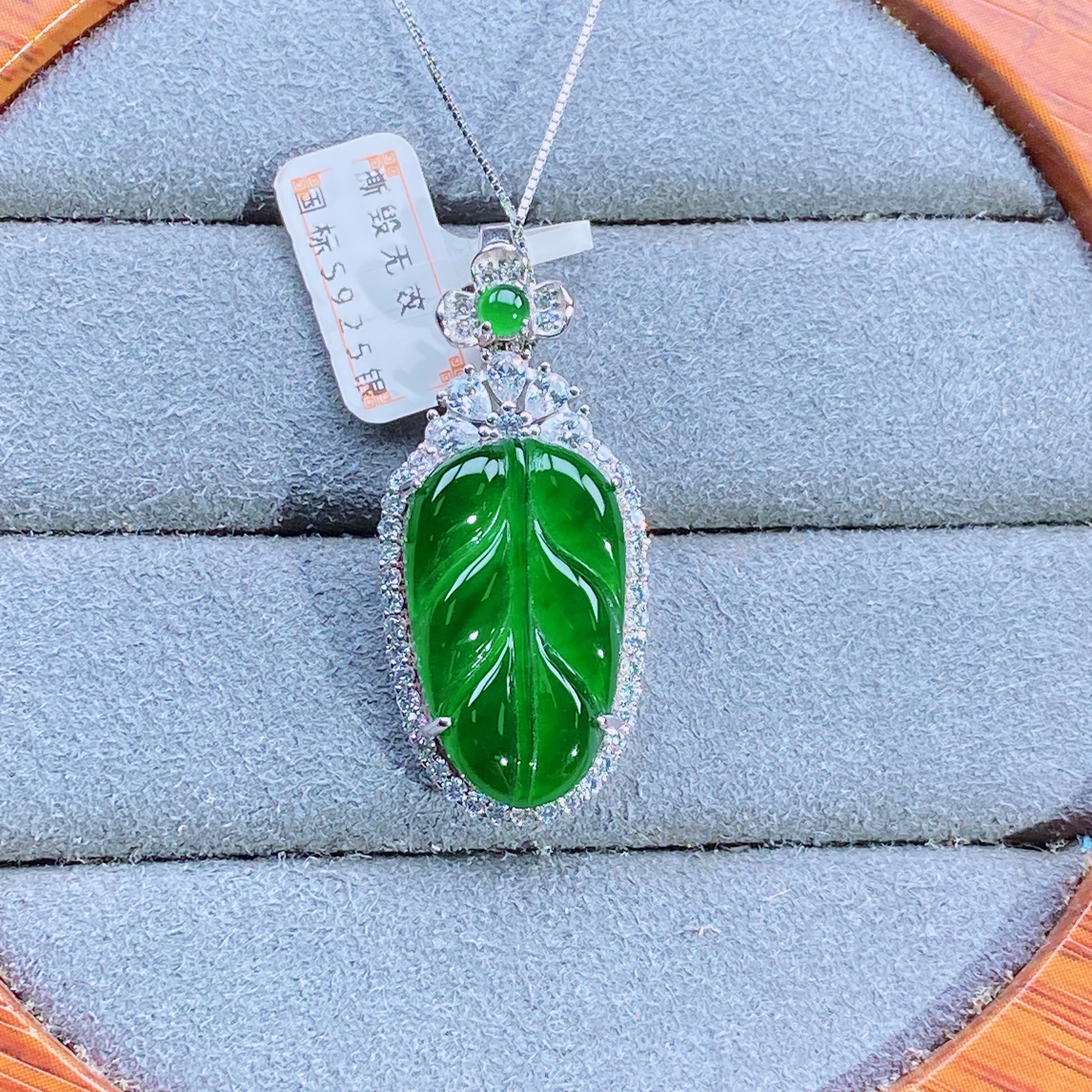 天然翡翠A货时尚轻奢设计款叶子吊坠通S925银镶嵌19.6*11.8*2.8