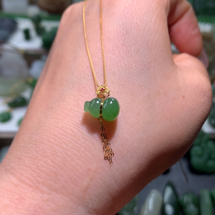 颈饰18K金镶嵌和田玉孙****景