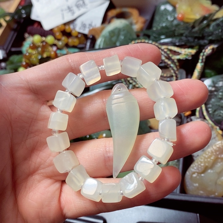 蛇纹石玉颈饰未镶嵌