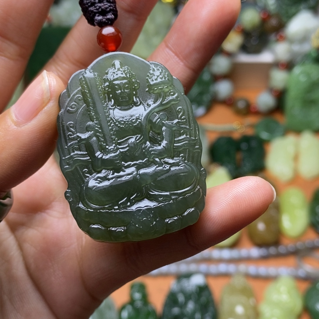 简***言和田玉未镶嵌颈饰