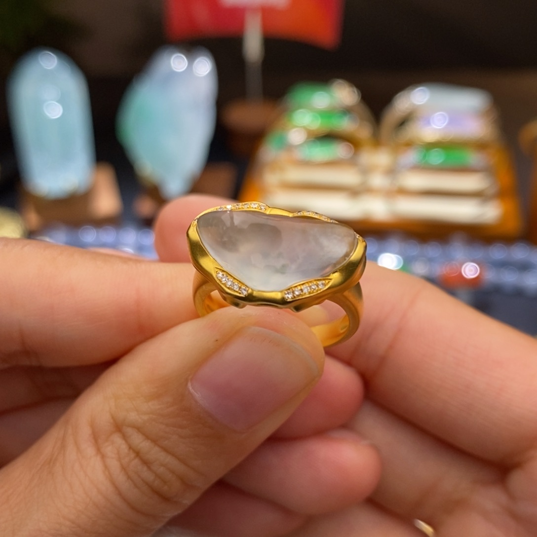 翡翠戒指18K金镶嵌日照金山