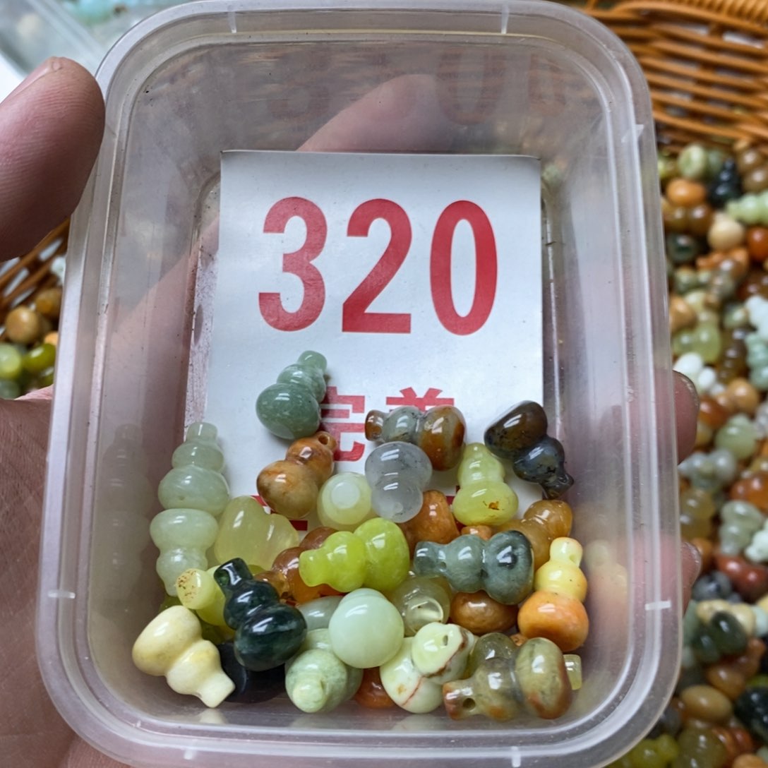 蛇纹石玉挂坠未镶嵌