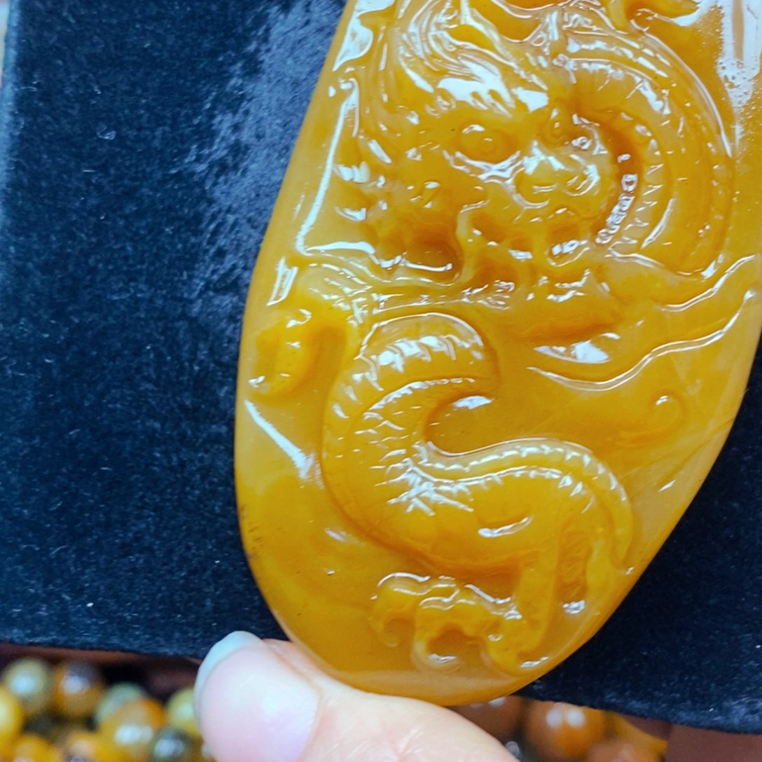 未镶嵌石英质玉（黄龙玉）颈饰