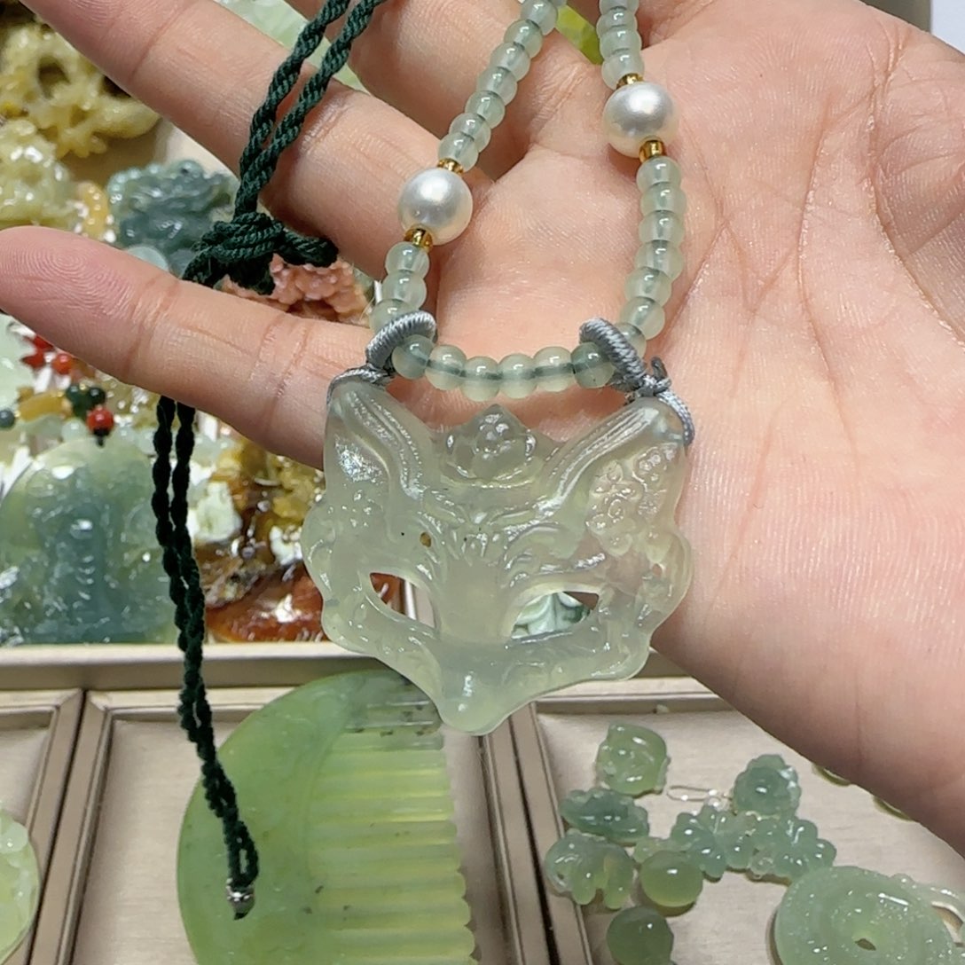 未镶嵌蛇纹石玉吊坠