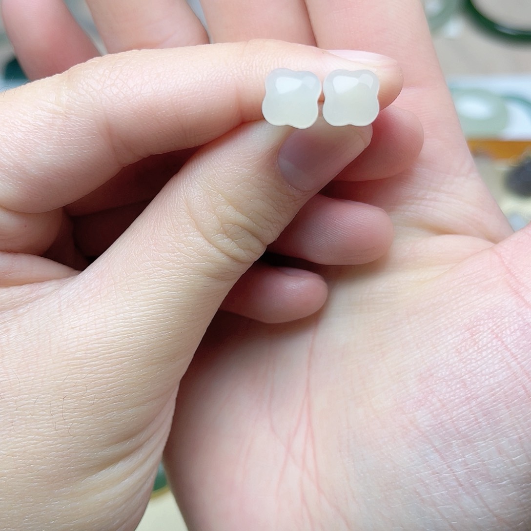 和田玉耳钉。k k银S925镶嵌