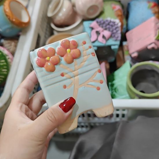 当场拍满15元发货不凑不发，花盆盆口不方不圆有针孔黑点是正常的，