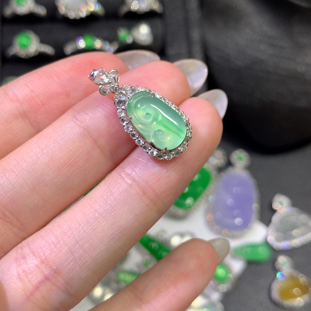 翡翠18K金镶嵌吊坠(赠链)薄荷金丝绿胶块如意