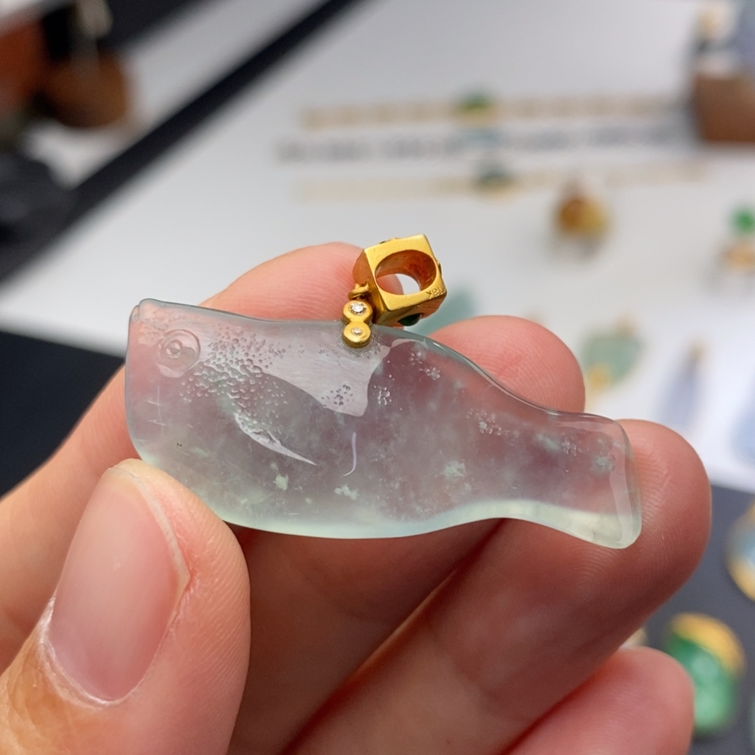 翡翠18K金镶嵌颈饰   年年有余