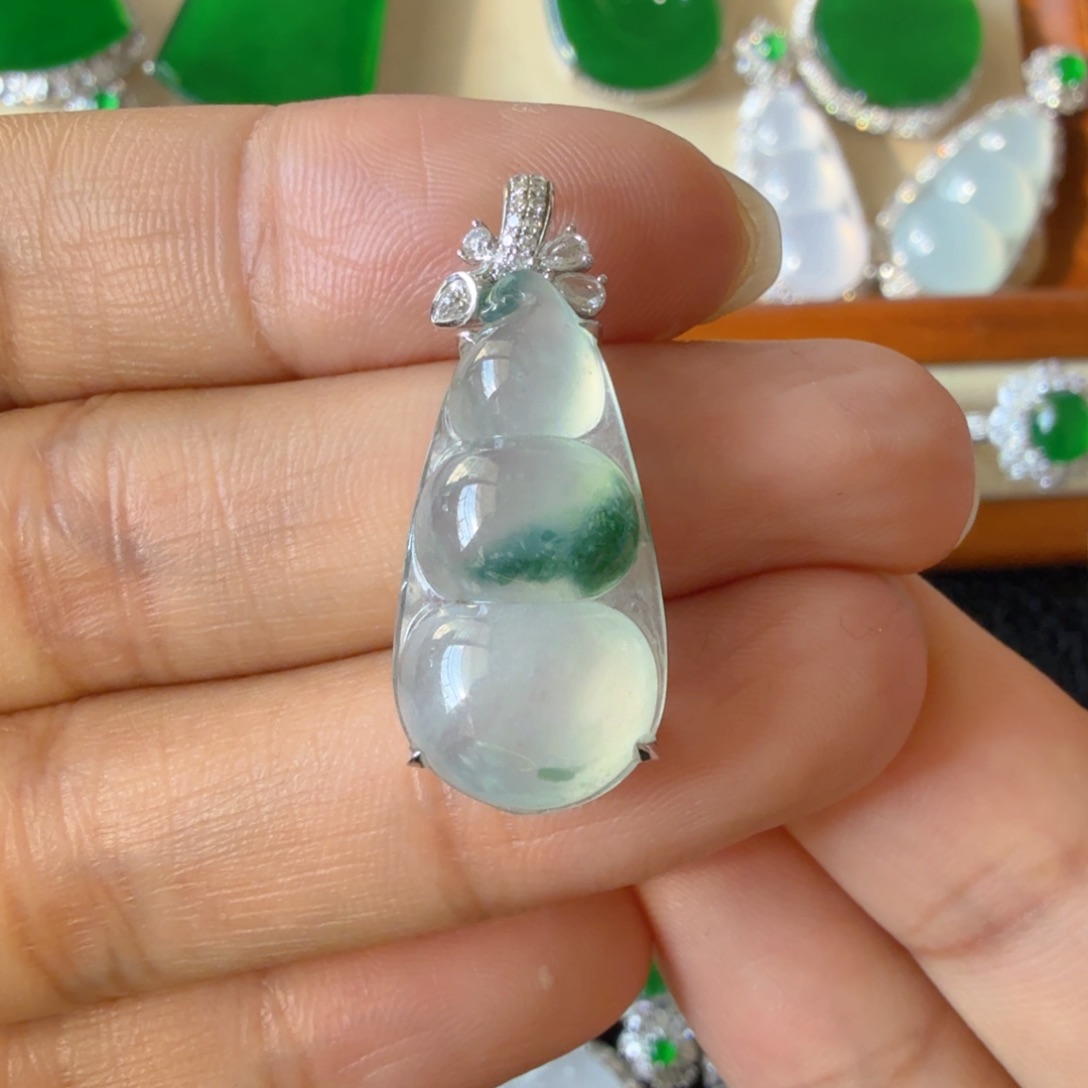 翡翠18K金镶嵌颈饰吊坠