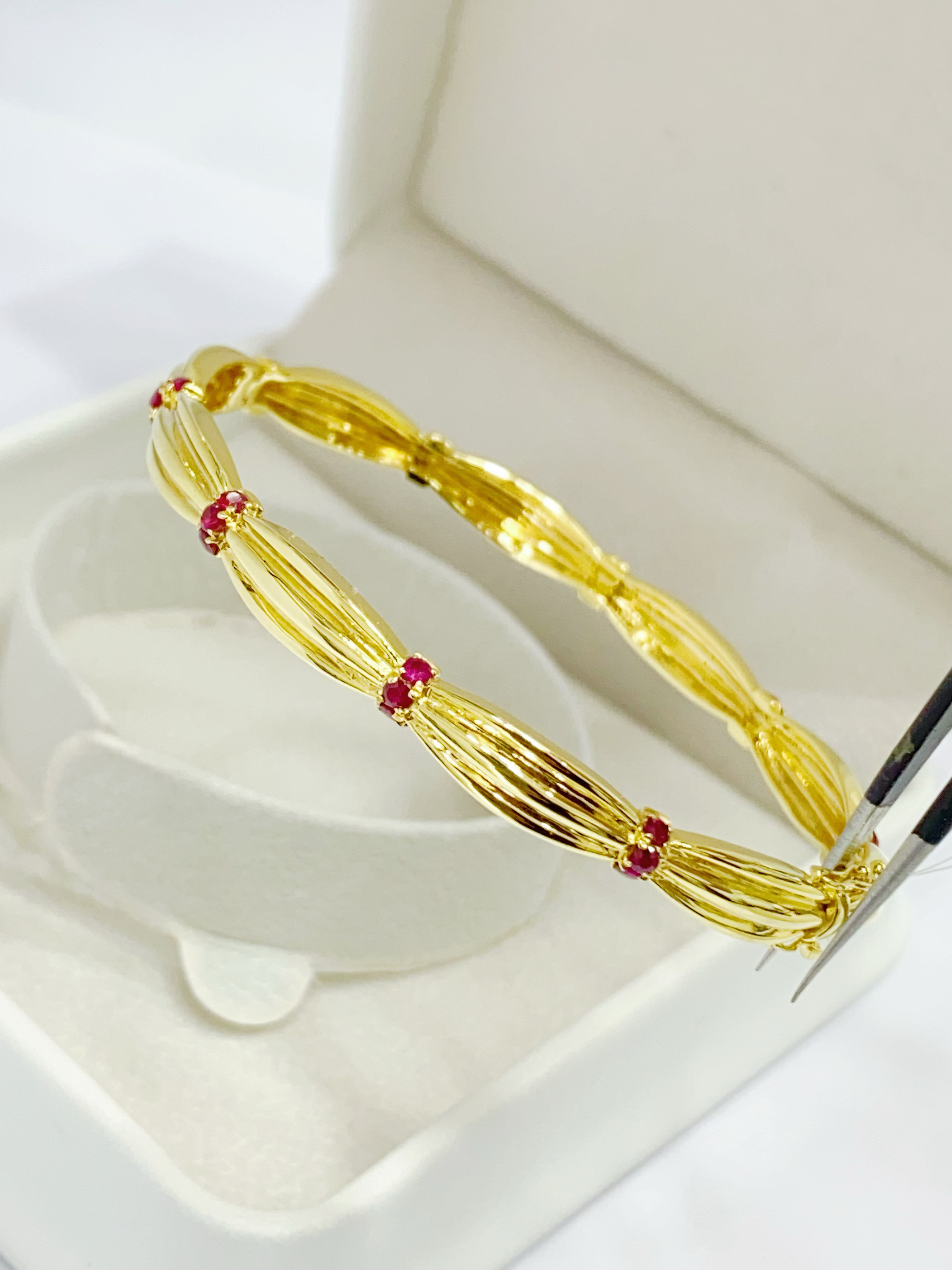 18K金镶嵌天然红宝石手镯满圈