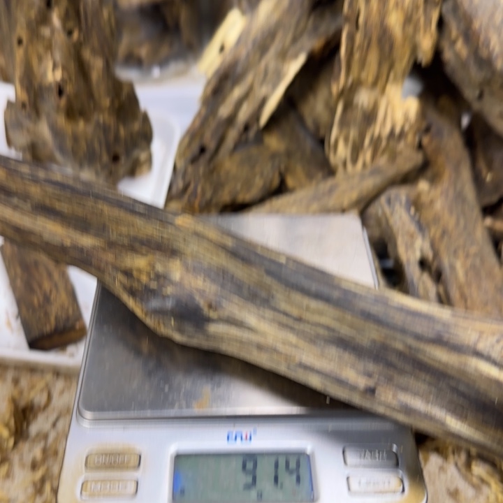 b****沉香透顶绿虫漏香91克