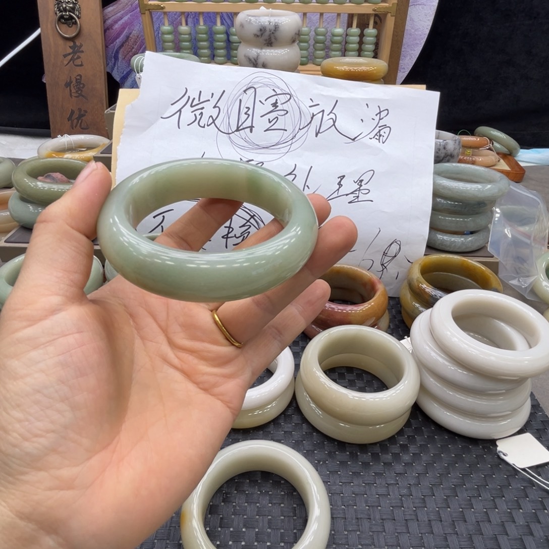 B***i石英质玉未镶嵌手镯