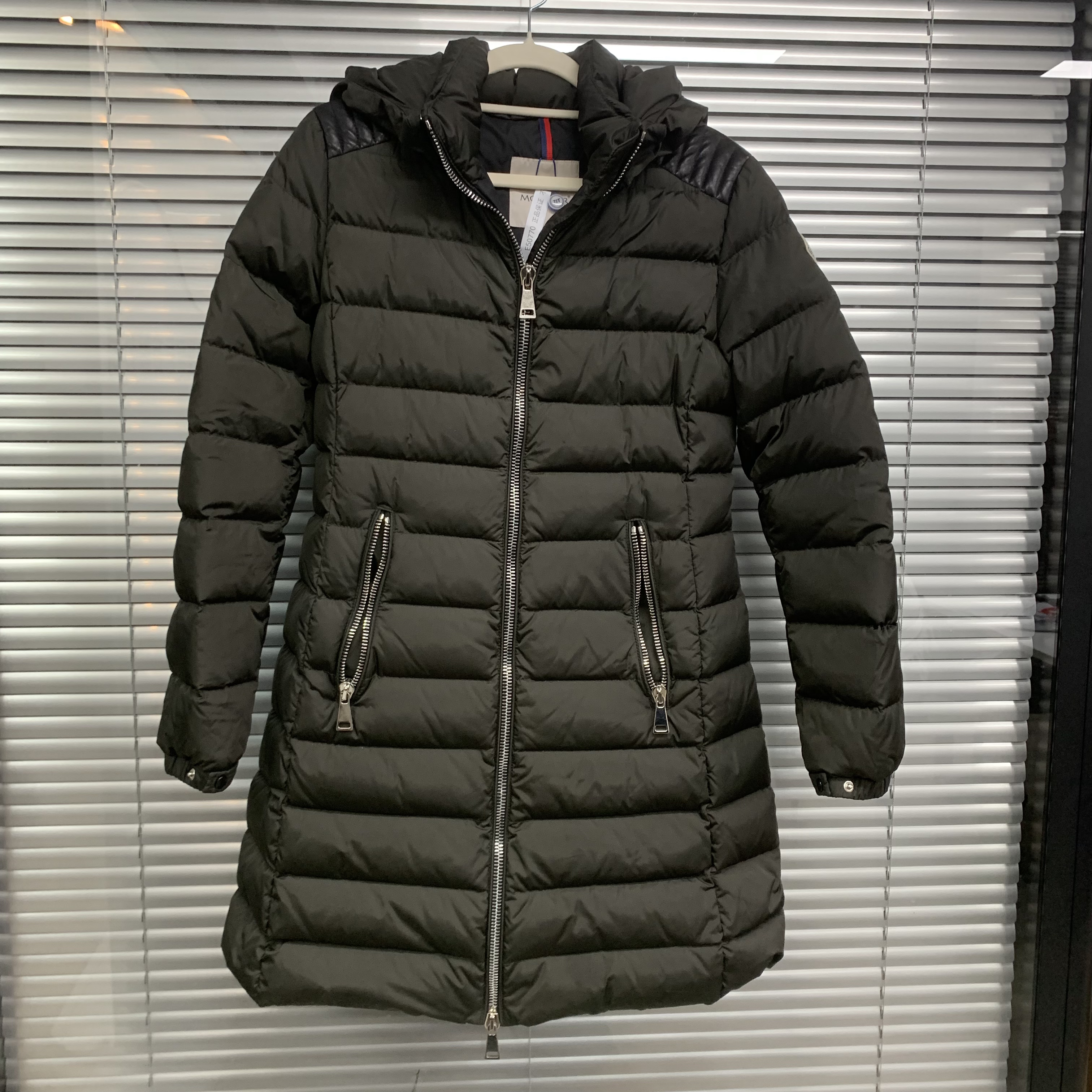 99新 MONCLER 修身连帽羽绒服/1码/E50770