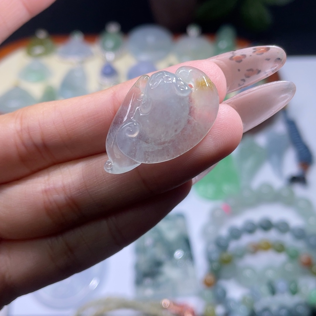 翡翠颈饰未镶嵌蝙蝠